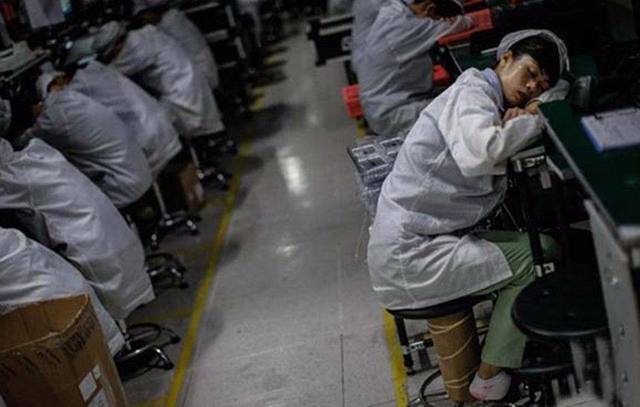 实拍我国手机生产工厂 进车间需换衣，每一环节都至关重要